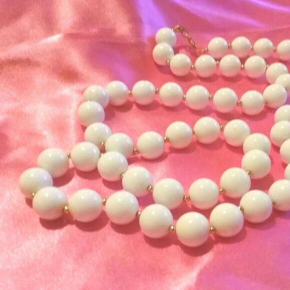 Two Long Vintage White and Gold Plastic Beaded Necklaces - Picture 6 of 7